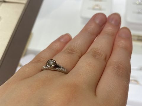【ブルガリ(BVLGARI)の口コミ】 ダイヤの周りにもシルバーがあるのでカラットよりもひとまわり大きく見え…