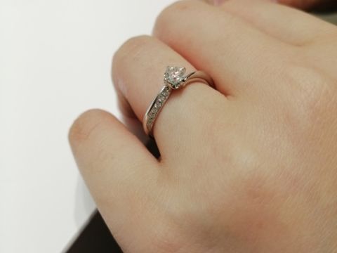 【4℃ BRIDAL(ヨンドシーブライダル)の口コミ】 彼女と相談した結果、結婚指輪との重ね付けを意識し、やや細め
のリングに…