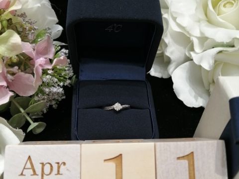 【4℃ BRIDAL(ヨンドシーブライダル)の口コミ】 直感ではありましたが、決め手としては結婚指輪との重ねづけをイメージし…