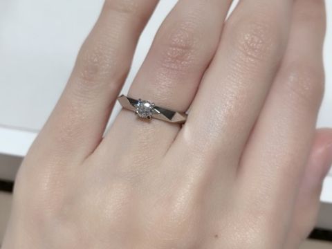【ブシュロン(BOUCHERON)の口コミ】 こちらの指輪は、一粒ダイヤで婚約指輪らしさがありつつ、アームのカット…