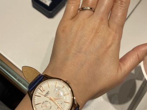 【銀座ダイヤモンドシライシの口コミ】 最初は仕事の事を考えて、ダイヤモンドは目立たないもの、真っ直ぐのスト…