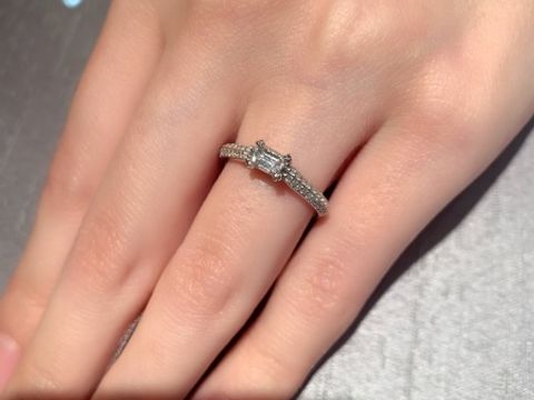 【ORECCHIO(オレッキオ)の口コミ】 珍しいエメラルドカットのダイヤに惹かれ、指輪探しの一番最初に来店しま…