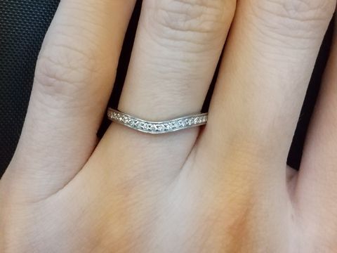 【カルティエ(Cartier)の口コミ】 カルティエのハーフエタニティです。
緩いＶ字のカーブになっており、ちょ…