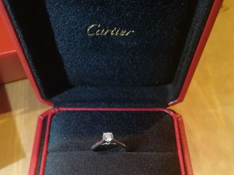 【カルティエ(Cartier)の口コミ】 カルティエの王道の立爪リングです。
決め手はシンプルでいて存在感のある…