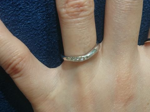 【4℃ BRIDAL(ヨンドシーブライダル)の口コミ】 V字型の指輪で少し指が細く見えるところが気に入りました。
ウェーブ型の…