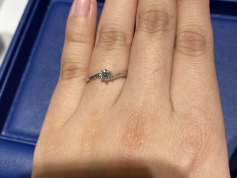 【銀座ダイヤモンドシライシの口コミ】 ウェーブデザインで指が長く見えました！もともとそれを聞いてから試着さ…