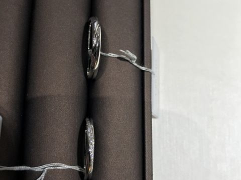 【アイプリモ(I-PRIMO)の口コミ】 プラチナにダイヤモンドが斜めのラインに入っています。キラキラと輝いて…