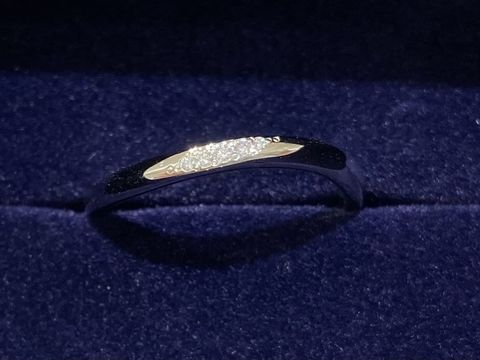 【4℃ BRIDAL(ヨンドシーブライダル)の口コミ】 ウェーブ型とV字型を試着してみたら、ウェーブ型が気に入りました。
店頭…