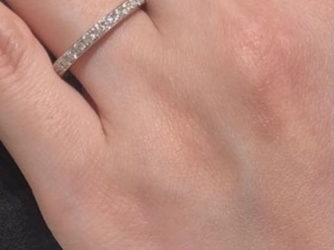 【GALA JEWELRY(ガラジュエリー)の口コミ】 ダイヤのグレードも高くキラキラが1番素晴らしかったです。
レール留めで…