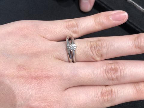 【ティファニー(Tiffany & Co.)の口コミ】 彼が婚約指輪はティファニーセッティングと昔から決めていたそうで、選び…