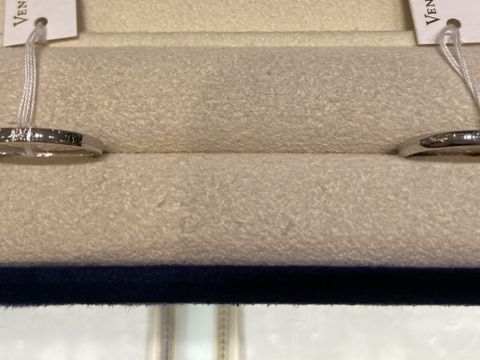 【ヴァンドーム青山(VENDOME AOYAMA)の口コミ】 男性用はシンプルで角ばっており、光沢があります。女性用はシンプルで丸…