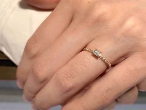 【カルティエ(Cartier)の口コミ】 人と被らない指輪を探しており、エメラルドカットのダイヤモンドの婚約指…