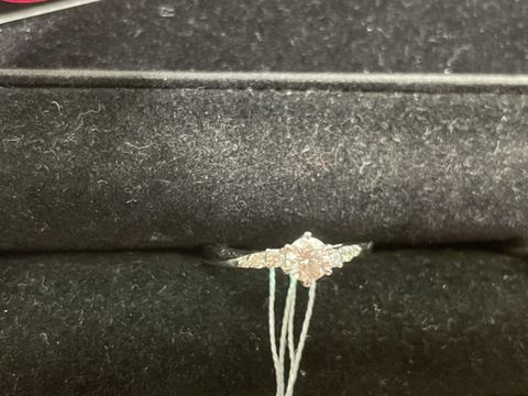 【1122 iifuufu bridal(いい夫婦ブライダル)の口コミ】 シンプルなデザインが比較的多かった印象です。
ダイヤモンドの大きさも0.…