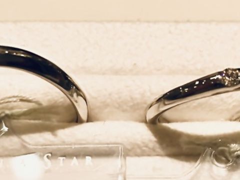 【festaria bijou SOPHIA(フェスタリア ビジュソフィア)の口コミ】 女性用は真ん中と端に石が入っており、前から見ても横から見てもキラキラ…