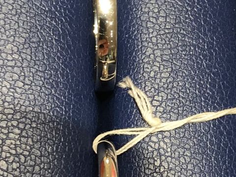 【銀座ダイヤモンドシライシの口コミ】 ブーケのような石がいくつか着いているものと最後まで悩みましたが、おば…