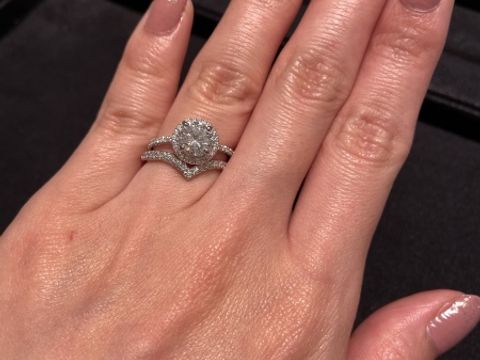 【ティファニー(Tiffany & Co.)の口コミ】 婚約指輪の石が大きく、結婚指輪を探すのに苦労しておりましたがこちらのV…