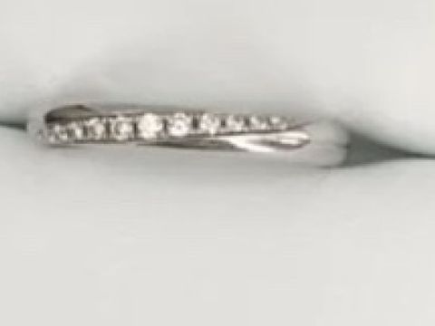 【ラザール ダイヤモンド【取扱店販売】の口コミ】 素材はプラチナで、斜めのラインにダイヤモンドが入っています。ダイヤモ…