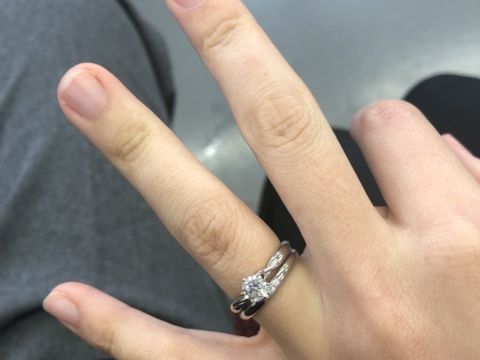 【ラザール ダイヤモンド(LAZARE DIAMOND)の口コミ】 王道なデザインでありながら、ウェーブが入っていて形もデザインも気に入…