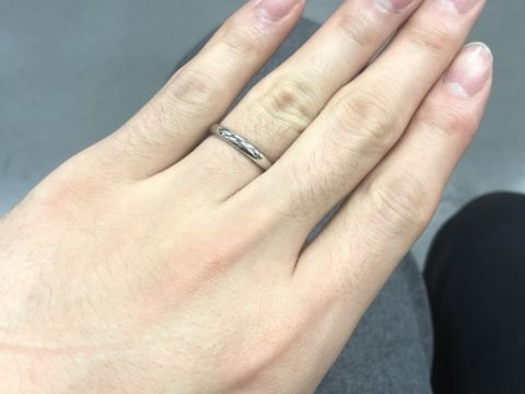 【ラザール ダイヤモンド(LAZARE DIAMOND)の口コミ】 王道なデザインと程よい光沢感が気に入り、この結婚指輪を購入しました。…