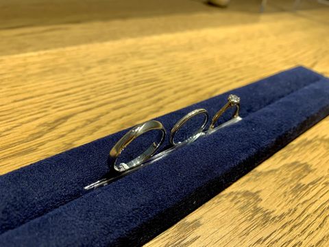 【BIJOUPIKO(ビジュピコ)の口コミ】 男女ともにプラチナのリングでした。男性用の指輪は指輪中央のウェーブが…