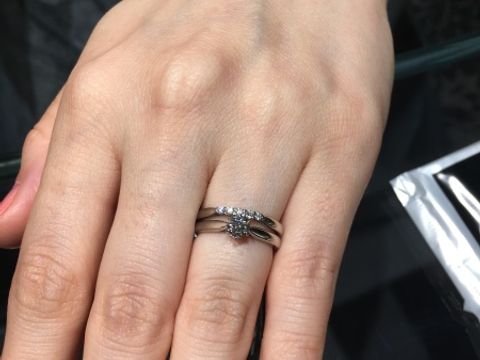 【エクセルコダイヤモンド(EXELCO DIAMOND)の口コミ】 シンプルなデザインで王道なthe婚約指輪ですが、高さがあって、光を取り込…