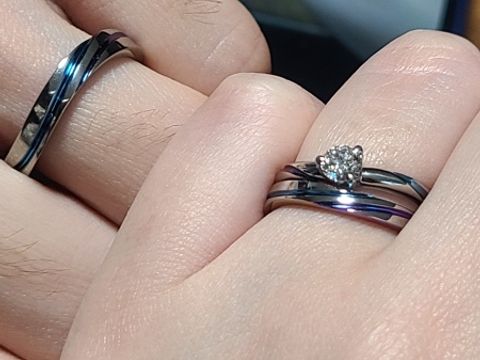 【SORA(ソラ)の口コミ】 婚約指輪と重ねづけできるよう、少しカーブしたデザインのものにしました…