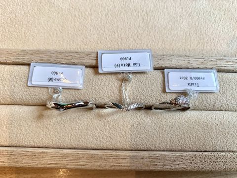 【ith(イズ)の口コミ】 プラチナ素材で細身のV字ラインの指輪。着け心地も良く指が細く見えるよう…