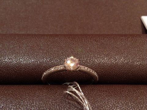 【アイプリモ(I-PRIMO)の口コミ】 中心のダイヤモンドに輝きをプラスする、アーム部分のデザインが素敵でし…