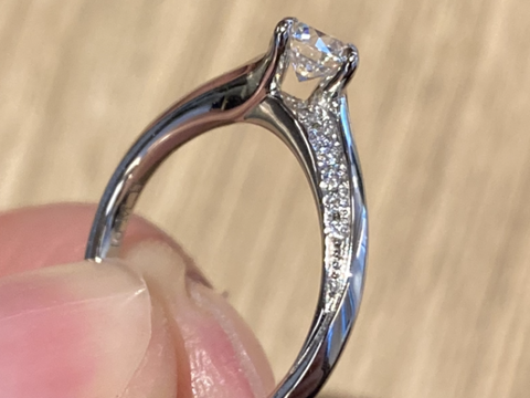 【エクセルコダイヤモンド(EXELCO DIAMOND)の口コミ】 ダイヤが横から見て浮いてるのが一番気に入ってます。ダイアもトリプルエ…