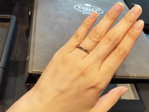 【エクセルコダイヤモンド(EXELCO DIAMOND)の口コミ】 素材はプラチナ、デザインはストレートで角が少し立っているものでした。…