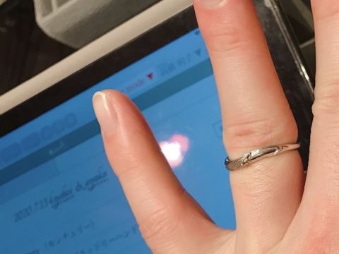 【ケイウノ ブライダル(K.UNO BRIDAL)の口コミ】 デザインは指が細く見えるようなシンプルなもので普段使いしやすいデザイ…