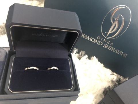【銀座ダイヤモンドシライシの口コミ】 3店舗ほど回りましたが、結局はしっくりくるものがなく婚約指輪と同じダイ…