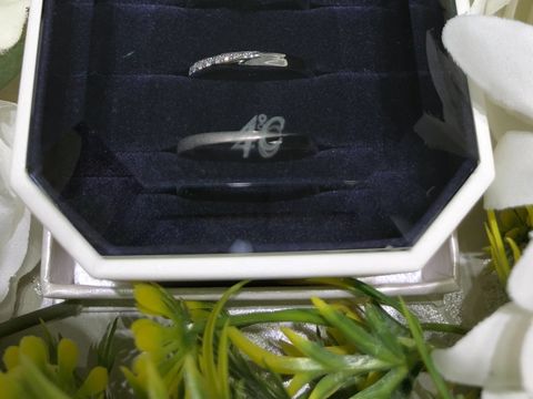 【4℃ BRIDAL(ヨンドシーブライダル)の口コミ】 最初はオンライン上で見て、この指輪のデザインが気に入りました。
予算が…