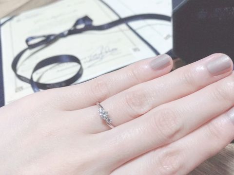 【ROYAL ASSCHER(ロイヤル・アッシャー)の口コミ】 サイドのダイヤと滑らかな曲線が他にない美しさがありました。ダイヤの輝…