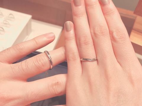 【銀座ダイヤモンドシライシの口コミ】 デザインよりもなによりも、とにかく付け心地が良かったです！内側が指輪…