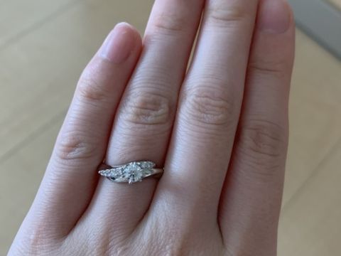 【アイプリモ(I-PRIMO)の口コミ】 いろいろな種類をはめてみましたが、私の手にはリングが細くて華奢なデザ…