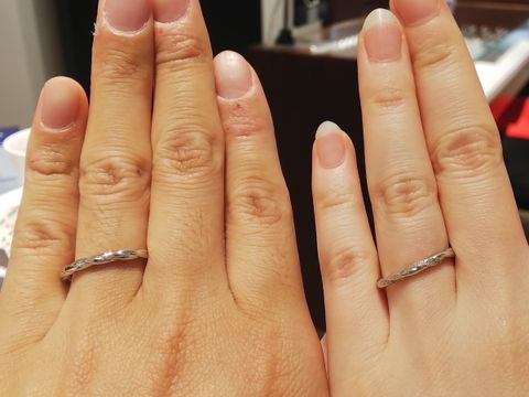 【銀座ダイヤモンドシライシの口コミ】 2本をクロスさせたようなデザインで、ストレートのリングなのにウェーブの…