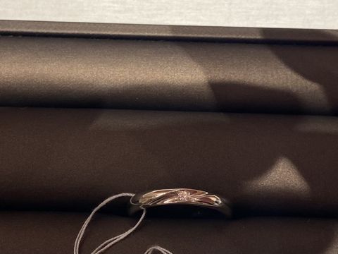 【アイプリモ(I-PRIMO)の口コミ】 ダイヤが真ん中に入っており、結婚指輪だけで、キラキラして見えます。全…
