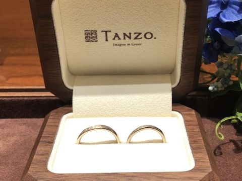 【TANZO.(鍛造指輪)の口コミ】 婚約指輪と結婚指輪と合わせてS字ウェーブのリングにしました。シャンパン…