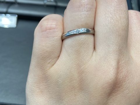 【ラザール ダイヤモンド(LAZARE DIAMOND)の口コミ】 他のブランドでは見たことがないデザインでとても素敵でした。真ん中を境…