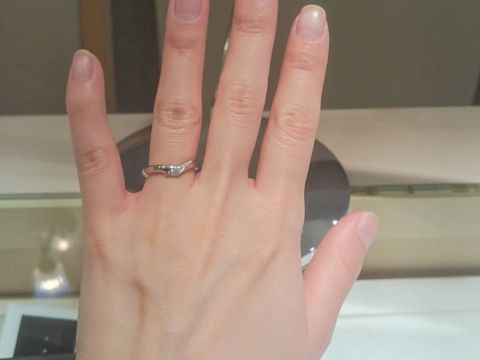 【アイプリモ(I-PRIMO)の口コミ】 太めではっきりした印象のフォルム。付けはずしがしやすく、爪になにも飾…