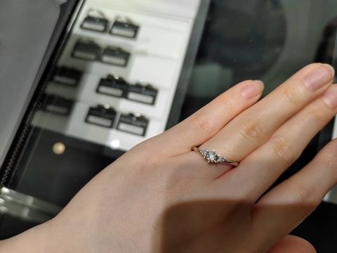 【ラザール ダイヤモンド(LAZARE DIAMOND)の口コミ】 殆どの指輪が小さいサイズから作れるということで、デザインが絞られるこ…