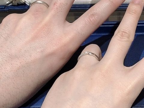 【銀座ダイヤモンドシライシの口コミ】 当初から、斜めにダイアモンドが入ってるものが良かったので、いろいろな…