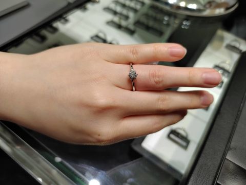 【ラザール ダイヤモンド(LAZARE DIAMOND)の口コミ】 リングの厚みや正面から見た時のゴツさをかなり気にしながら指輪を探して…