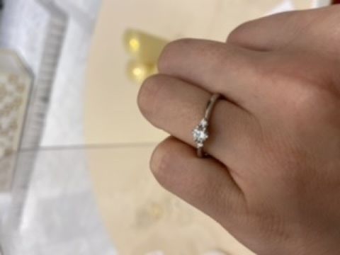【4℃ BRIDAL(ヨンドシーブライダル)の口コミ】 デザインが、指を綺麗に見せてくれるV字のフォルムだったので、おすすめさ…