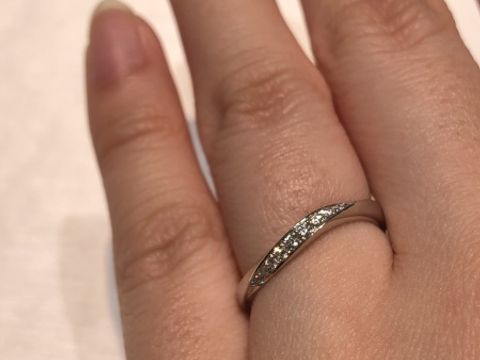 【アイプリモ(I-PRIMO)の口コミ】 デザインは斜めにダイアモンドが入っていて指が細く見えるデザインです。…