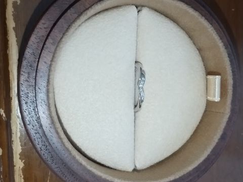 【COLANY(コラニー)の口コミ】 エンゲージが中央のダイヤの脇に小さい水色のダイヤが2つついてるデザイン…