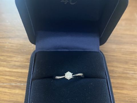 【4℃ BRIDAL(ヨンドシーブライダル)の口コミ】 婚約指輪はサプライズで頂いたのですが、後からデザインを変更できたため…