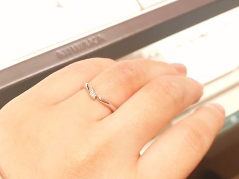 【俄(にわか)の口コミ】 初桜は出会った頃の初々しい気持ちを薄紅の桜でイメージした結婚指輪。
細…