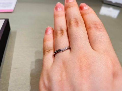 【アイプリモ(I-PRIMO)の口コミ】 プラチナのV字で、指が長く見えるタイプのデザインでした。ダイヤが入って…